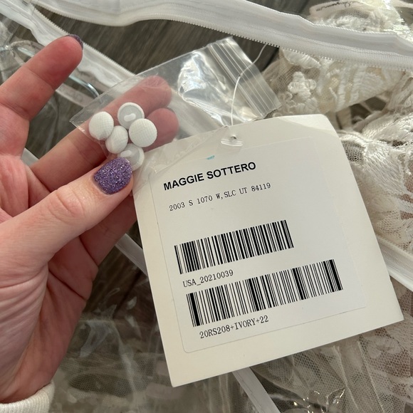 Maggie Sottero Wedding dress - Picture 6 of 10